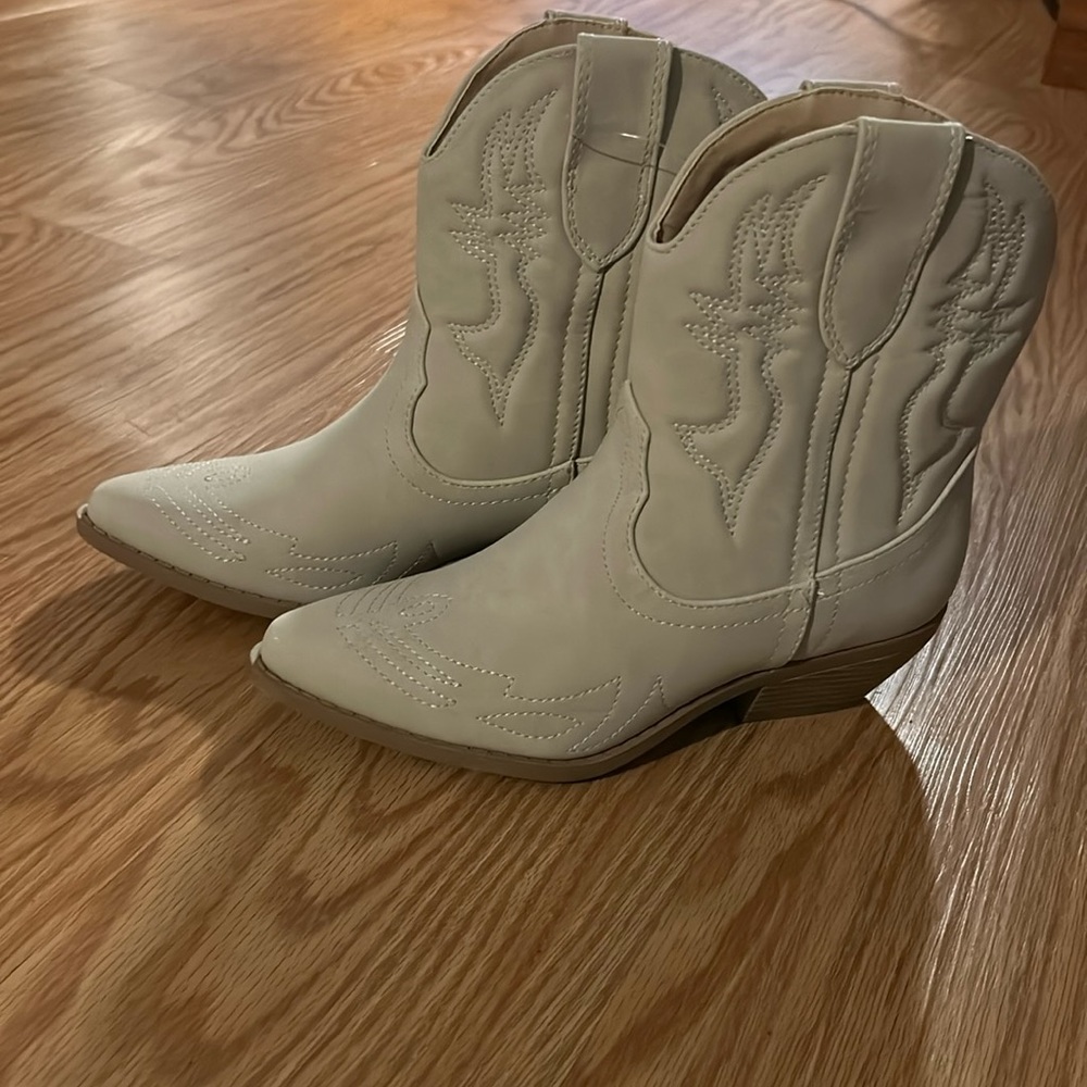 NWT BEIGE BOOTS